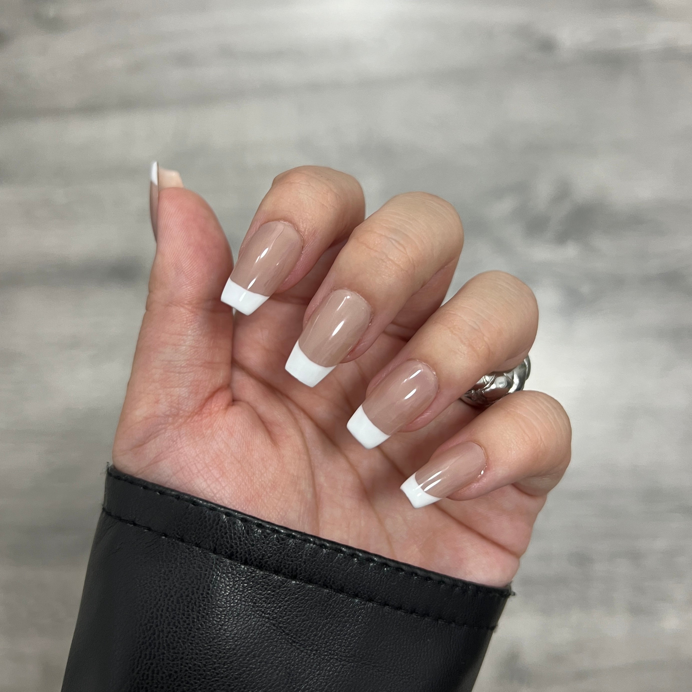 Manicura de Uñas Press-On Francesas Puesto en Mano