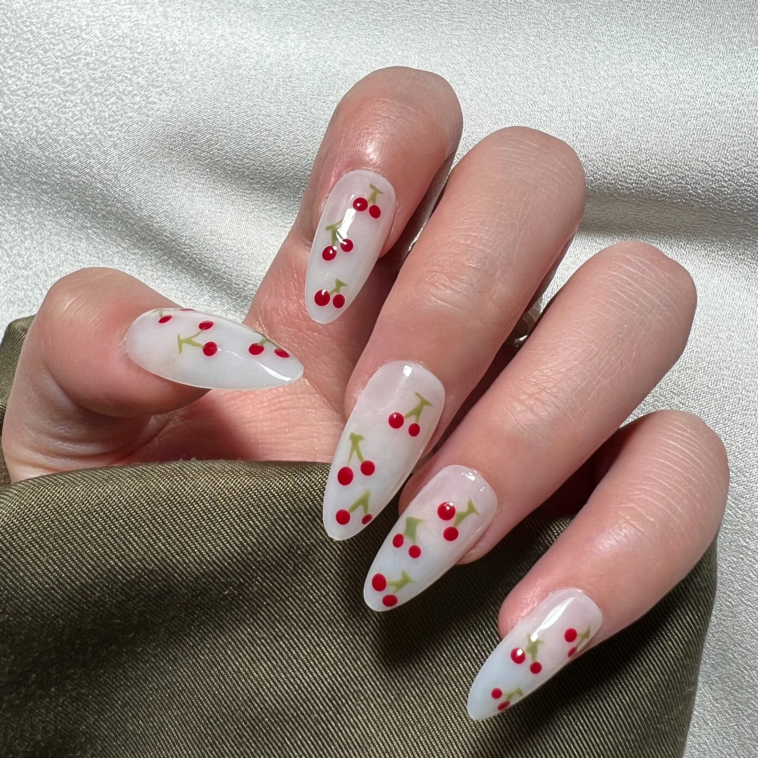 Manicura de Uñas Press-On Cherry Rain Puesto en Mano