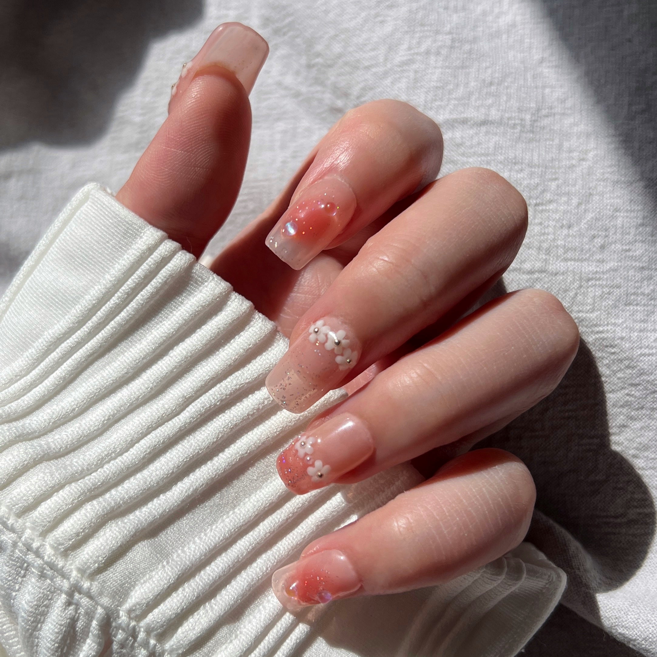 Manicura de Uñas Press-On Daisy Flower Puesto en Mano