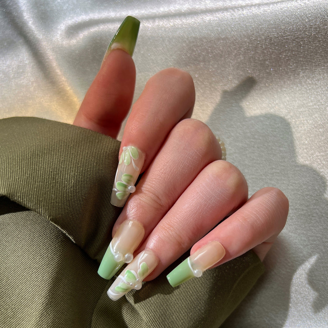 Manicura de Uñas Press-On Floral Green Puesto en Mano