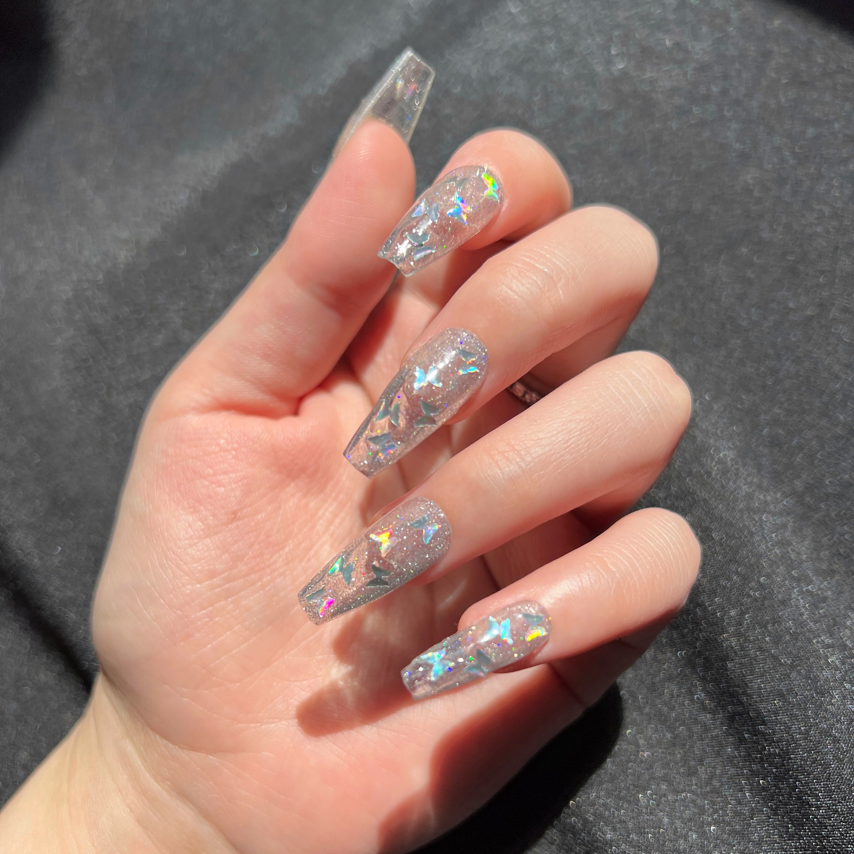 Manicura de Uñas Press-On Shiny Butterfly Puesto en Mano
