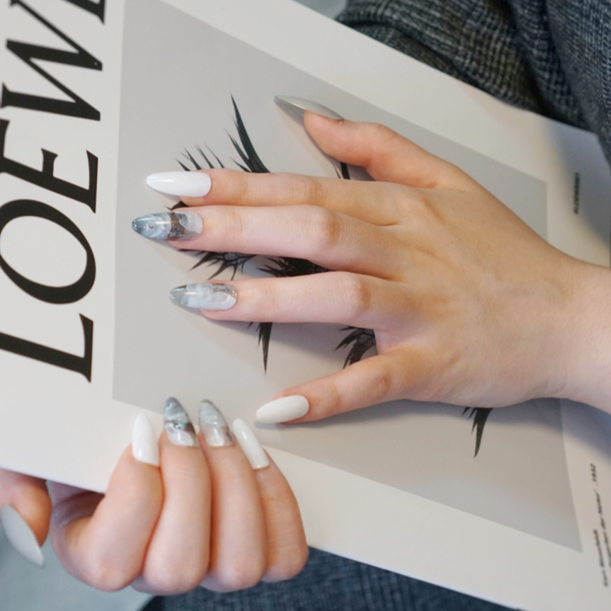 Manicura de Uñas Press-On Tint Grey Puesto en Mano