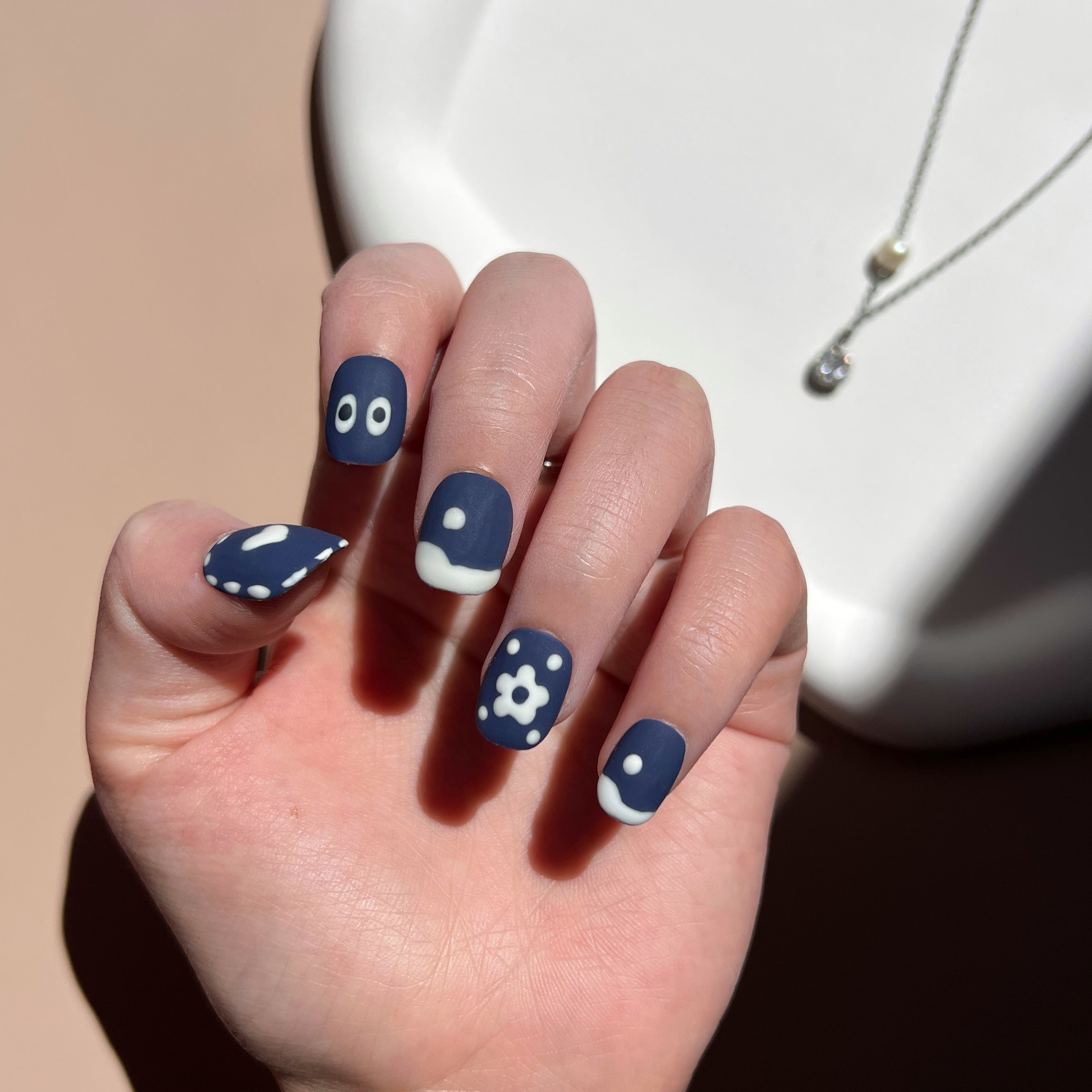 Manicura de Uñas Press-On Ocean Mosaic Puesto en Mano