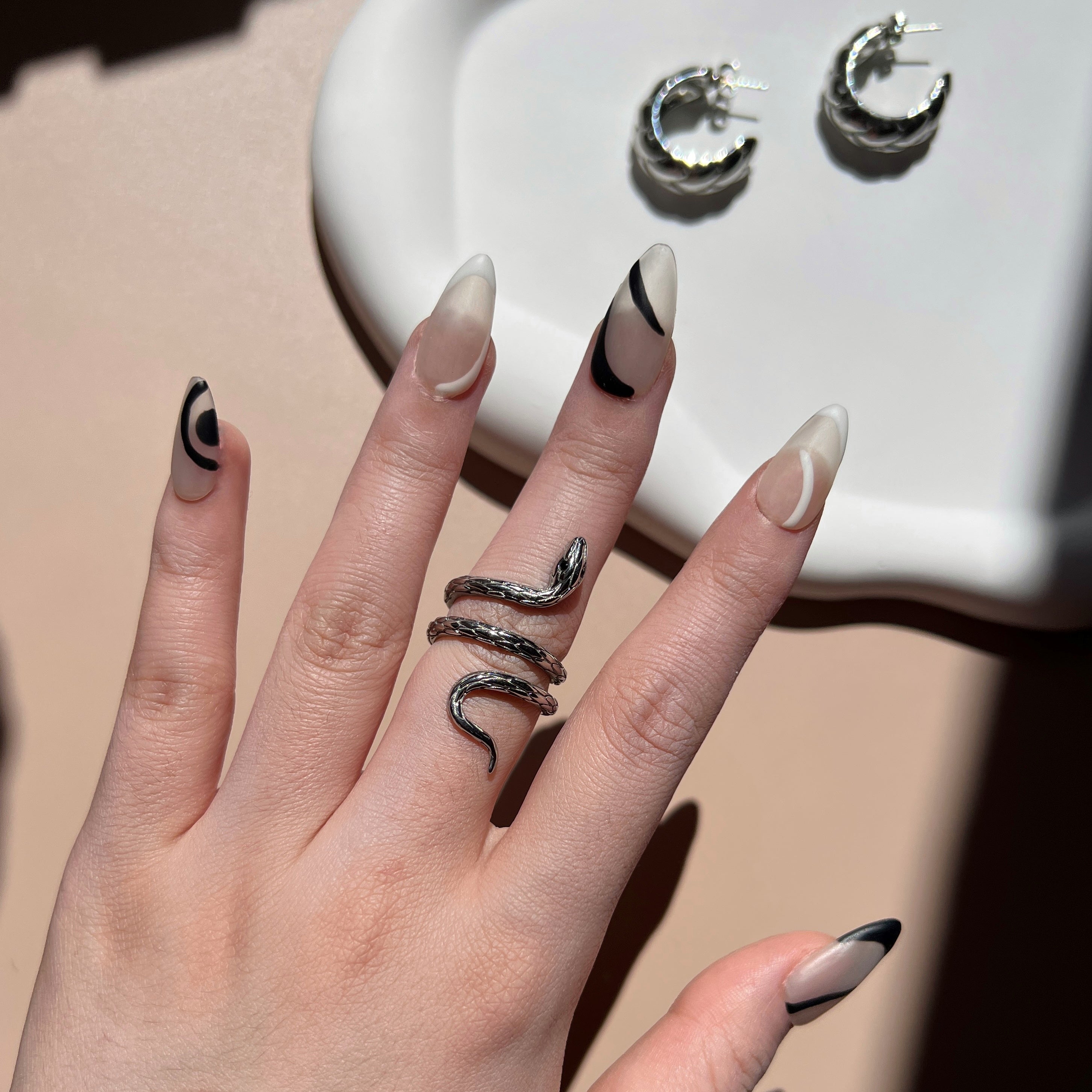 Manicura de Uñas Press-On Yin Yang Puesto en Mano