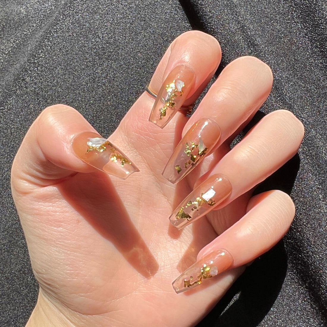 Manicura de Uñas Press-On Golden Cappuccino Puesto en Mano