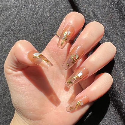 Manicura de Uñas Press-On Golden Cappuccino Puesto en Mano