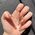 Manicura de Uñas Press-On Golden Cappuccino Puesto en Mano