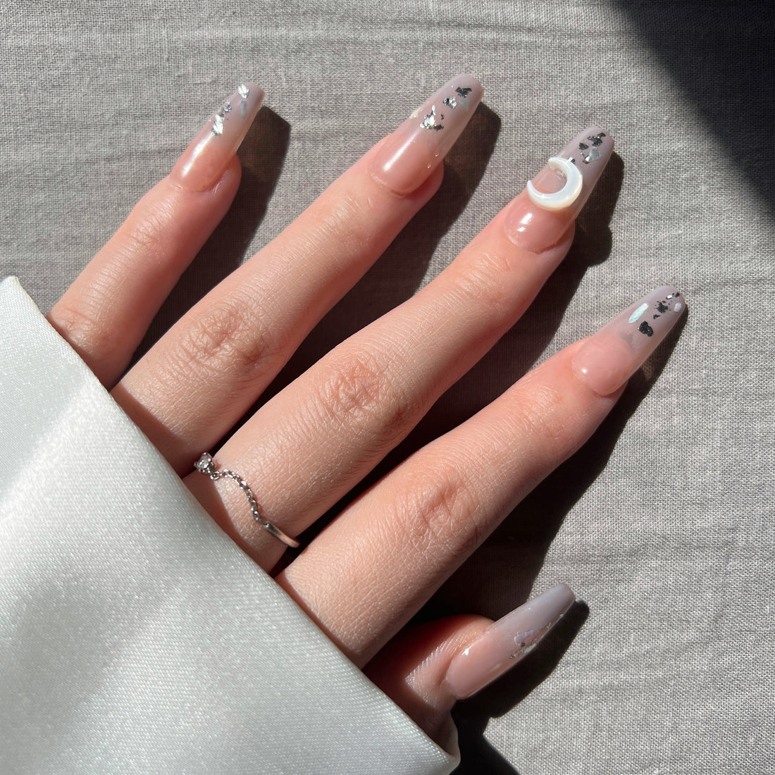 Manicura de Uñas Press-On Honey Moon Puesto en Mano