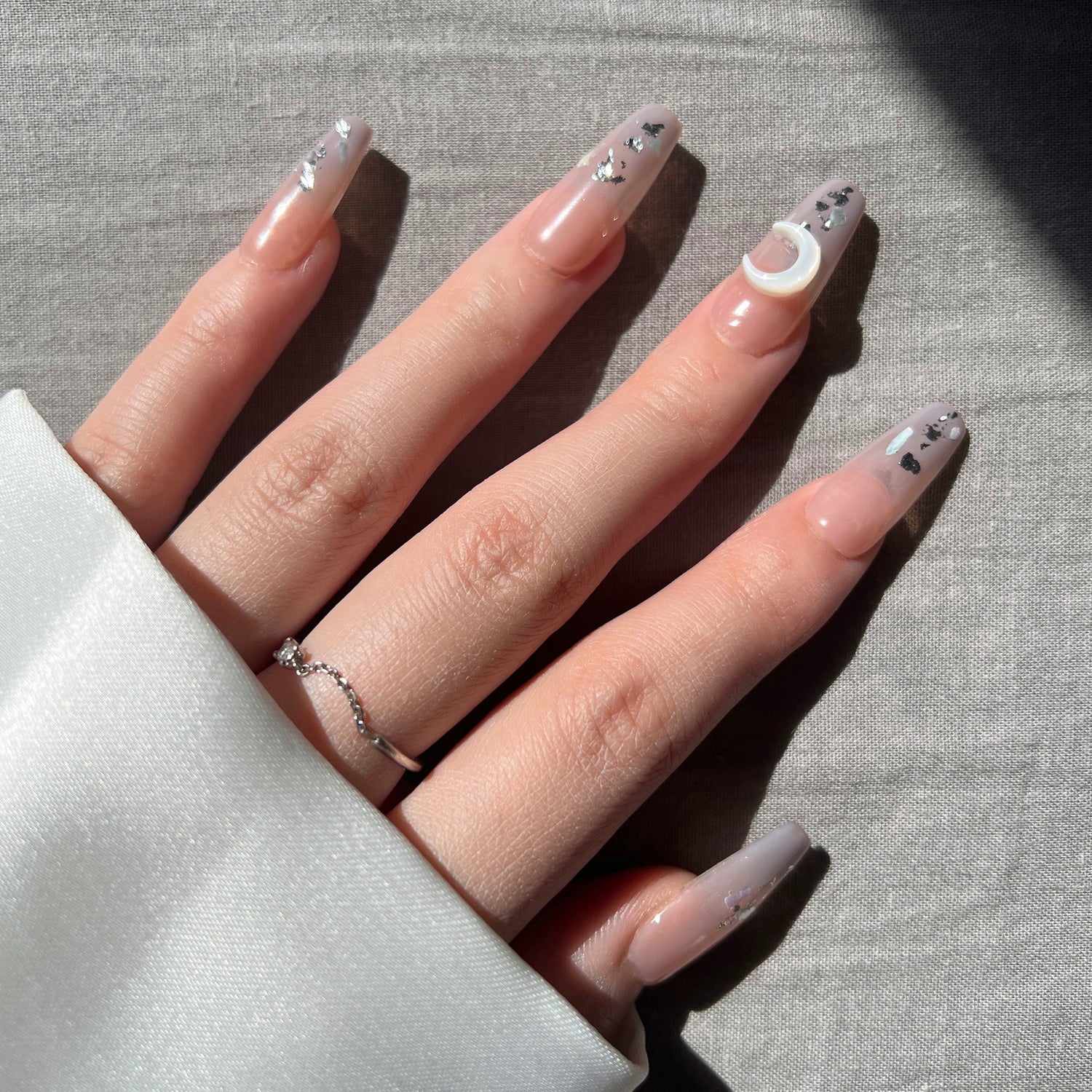Manicura de Uñas Press-On Honey Moon Puesto en Mano