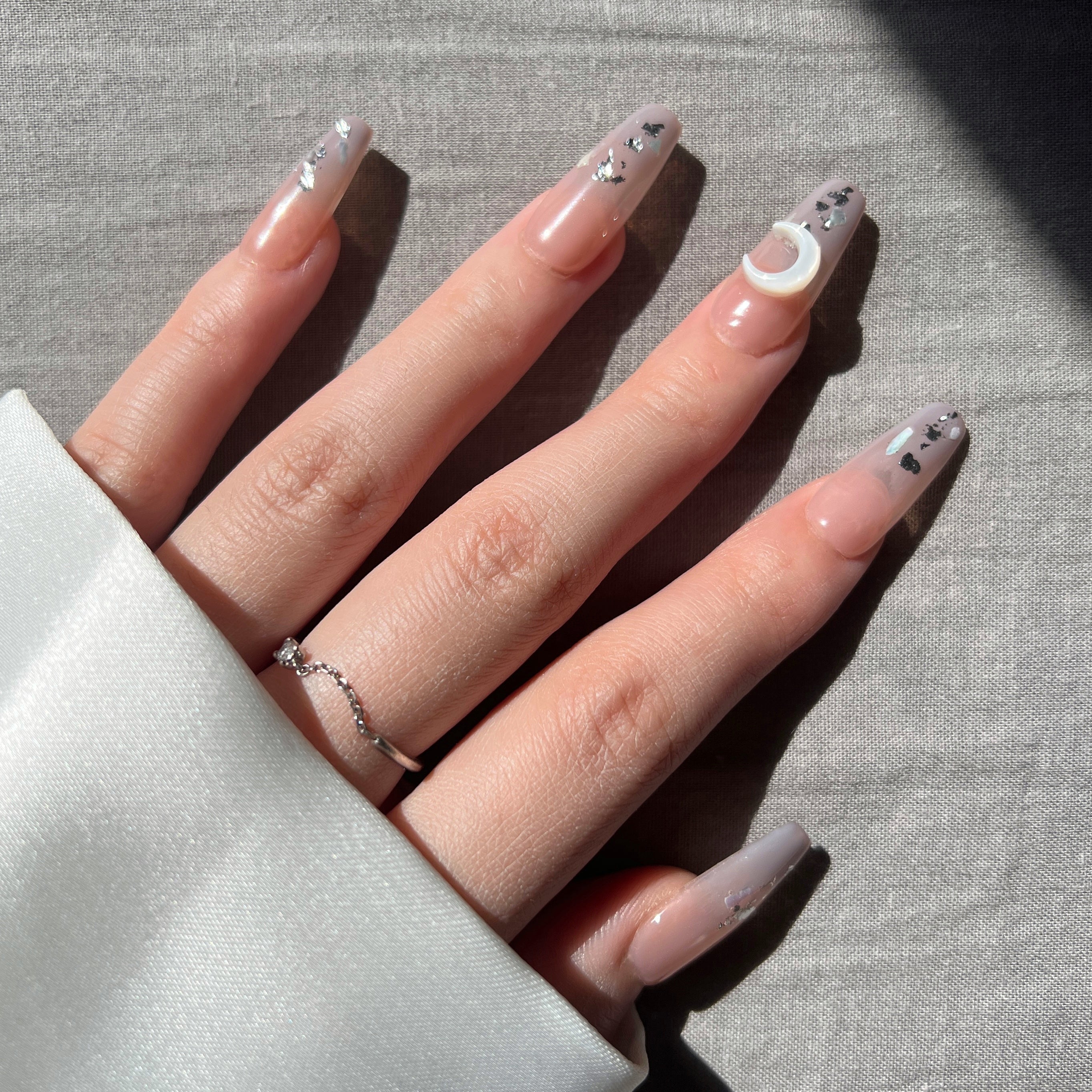 Manicura de Uñas Press-On Honey Moon Puesto en Mano