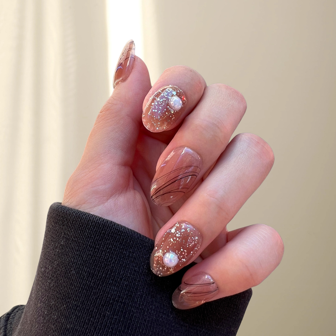 Manicura de Uñas Press-On Natural Pearl Puesto en Mano