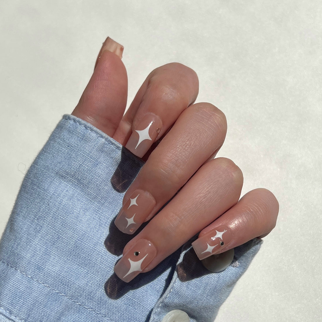 Manicura de Uñas Press-On Shiny Sparks Puesto en Mano