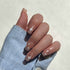 Manicura de Uñas Press-On Shiny Sparks Puesto en Mano