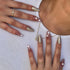 Manicura de Uñas Press-On Golden Flower Puesto en Mano