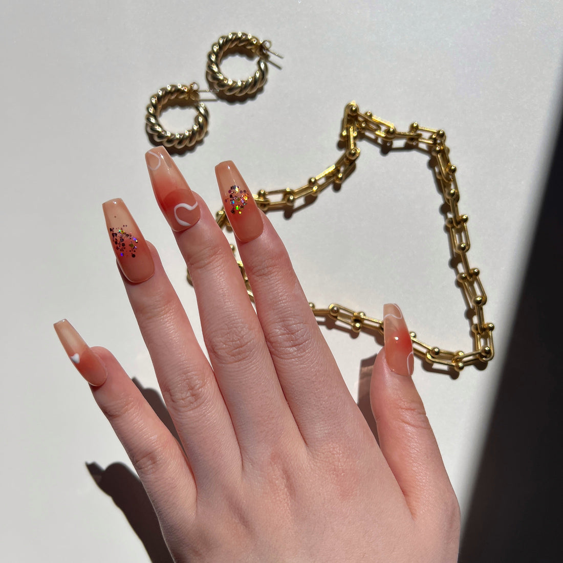 Manicura de Uñas Press-On Love Boom Puesto en Mano