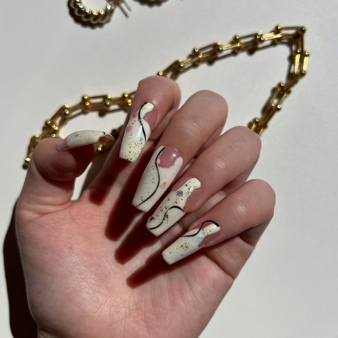 Manicura de Uñas Press-On Natural Beige Puesto en Mano